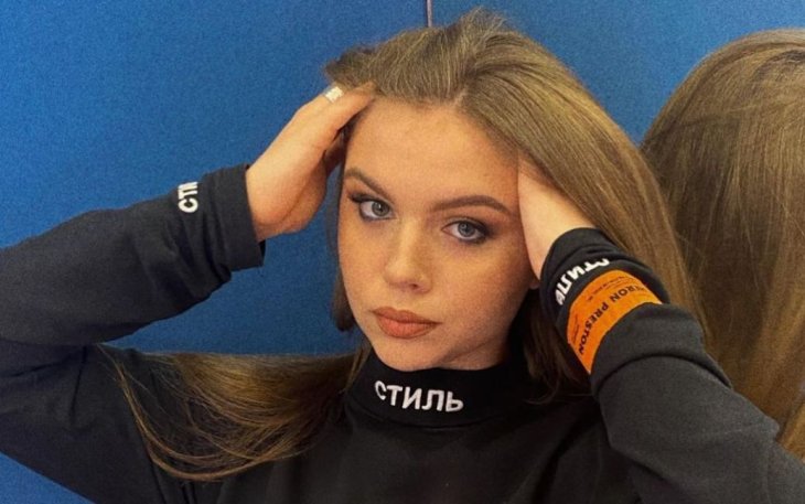 17-летняя дочь Ольги Фреймут в мини-платье попозировала на камеру с огромным букетом роз