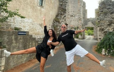 Отпуск певцов и бизнесменов. Вакарчук в Карпатах, Камалия в Турции, а Потап с Настей выбрали Хорватию