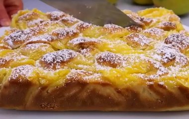 Нежный как шарлотка: Как быстро приготовить яблочный пирог из простых ингредиентов