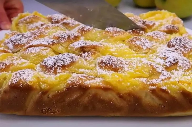 Нежный как шарлотка: Как быстро приготовить яблочный пирог из простых ингредиентов