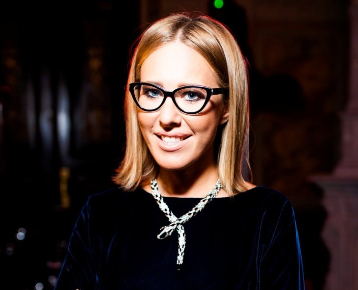 Ксения Собчак позировала в платье с перьями и пайетками