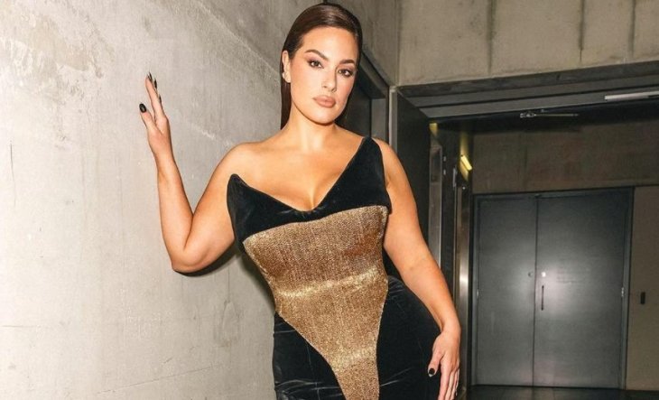 Пышнотелая Эшли Грэм показала фотосессию в золотом корсете