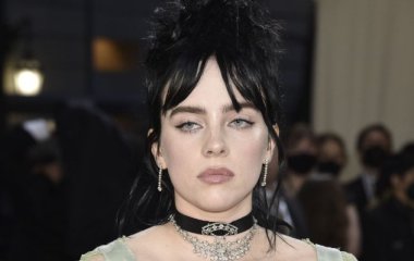 Билли Айлиш продемонстрировала пышный бюст в купальнике и показала тайное тату