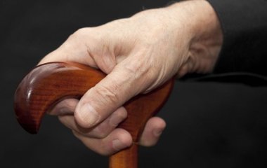 Чоловік “перевтілився” у свою матір та три роки отримував її пенсію: що його викрило