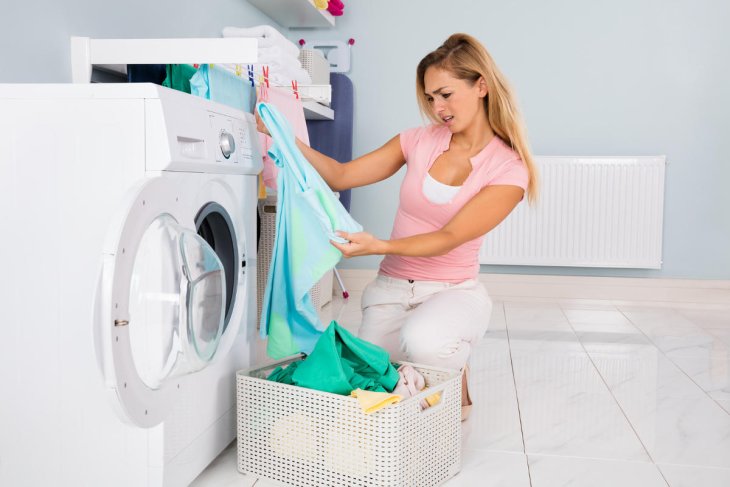 Як швидко відновити вицвілий одяг після прання: