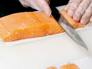Одна помилка під час купівлі замороженої риби може коштувати здоров’я: що перевірити