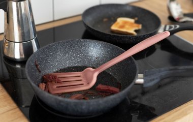 Будет как новая: Как очистить сковородку даже от самых стойких загрязнений