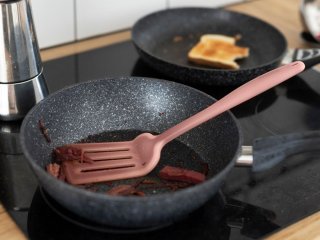 Будет как новая: Как очистить сковородку даже от самых стойких загрязнений