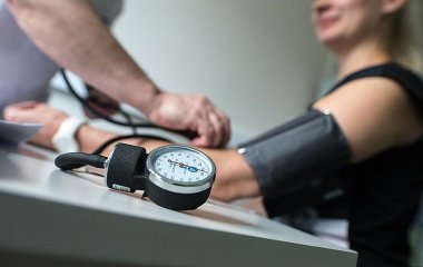 Лікар розповіла про вплив пасивного куріння на тиск та фертильність