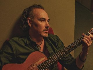 Співак-зрадник родом із Києва вислужився перед окупантами і цинічно порадів отриманому від них