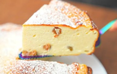 Сырная запеканка с ягодами и без муки: что обязательно добавить для пышного и легкого теста