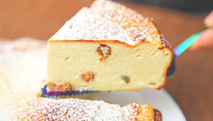 Сырная запеканка с ягодами и без муки: что обязательно добавить для пышного и легкого теста