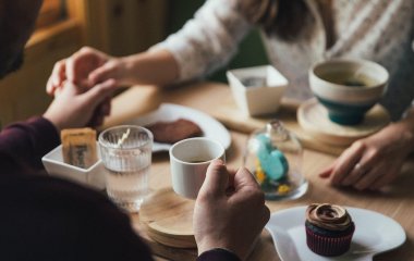 Жінка в елітному ресторані сексуально домагалась чоловіка у присутності його дружини: фінал шокує