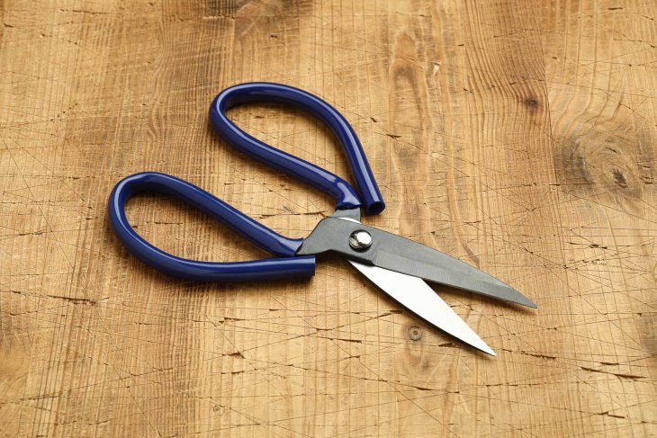 Пару минут - и готово: 3 способа, чтобы заточить ножницы без точилки