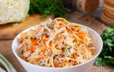 Салати, гарніри та котлети: 5 дивовижних страв з капусти