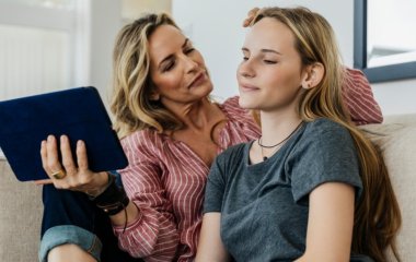 Почему подросток хочет носить одежду родителей и нужно ли что-то с этим делать