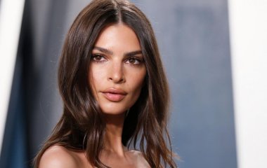 Эмили Ратаковски вышла в свет в стильном тренче