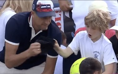 Мільйонер на очах у людей вкрав кепку у школяра: як він це пояснив
