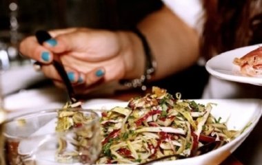 Гастроентеролог спростувала міф про шкоду пізньої вечері: як не переїдати