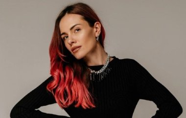 Неузнаваемая MamaRika в платье с глубоким декольте и бровями ниточками показала себя 18-летней