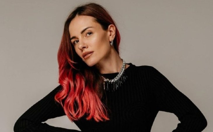 Неузнаваемая MamaRika в платье с глубоким декольте и бровями ниточками показала себя 18-летней