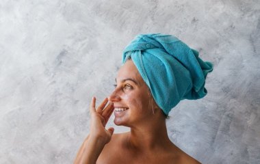 Не лише марно, але й шкідливо: яка косметика не працює після 40 років