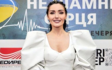 В кожаном платье с объемными рукавами и картой Украины: Анна Добрыднева выступила на благотворительном вечере