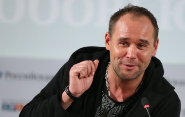 Актер Максим Аверин расплакался в эфире шоу на «России-1» из-за смерти матери