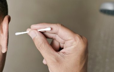 Лікар розповів про небезпеку ватяних паличок для чищення вух