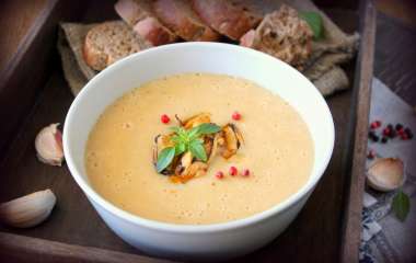 Крем-суп из фасоли с креветками и фисташками