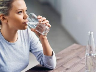 Часто хочется пить: о каких проблемах может сигнализировать постоянная жажда