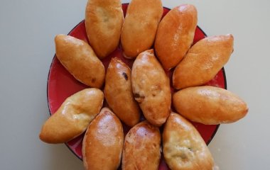 Смачно - як у дитинстві: рецепт пиріжків з полуницею