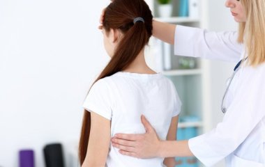 Фізіотерапевт пояснила, як за допомогою простих прийомів перестати сутулитися