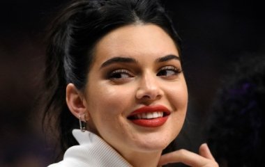 Кендалл Дженнер похвасталась соблазнительными формами в белом бикини 