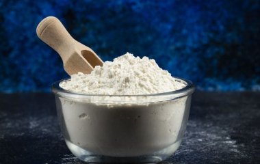 Виводить застарілі плями та маскує сліди від цвяхів: яка ще користь крохмалю в побуті
