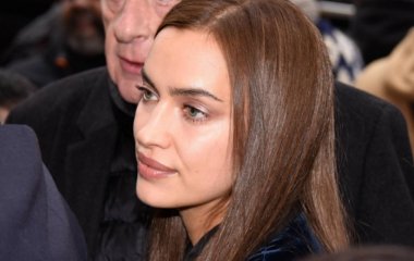 Ирина Шейк продемонстрировала стильный осенний образ с резиновыми сапогами