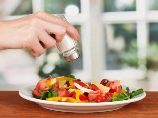 Чому постійно хочеться солоного: які причини можуть пояснювати незвичну тягу