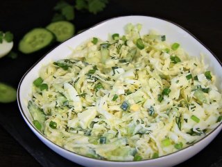 Легкий и свежий: как приготовить капустный салат с оригинальной заправкой