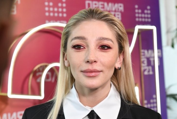 «Не потому что я урод»: Настя Ивлеева пожаловалась на волосы