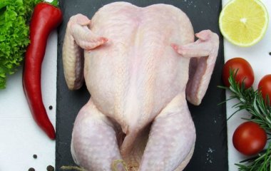 Чому не можна мити сиру курку з магазину перед приготуванням: чим це небезпечно
