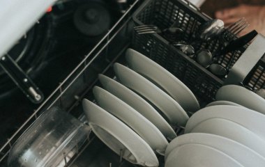 Який посуд в жодному разі не можна мити в посудомийці та замочувати, бо доведеться купувати новий