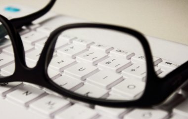 Як зберегти зір під час використання гаджетів, розповіли лікарі.