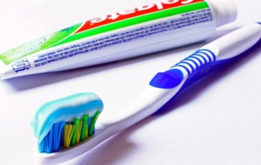 Не лише для зубів: навіщо натирати посуд зубною пастою