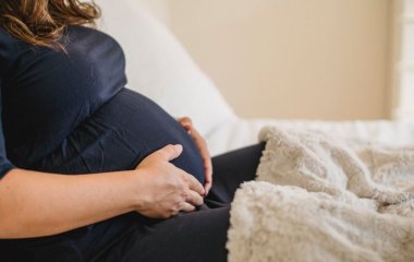 Жінка сама собі зробила кесарів розтин кухонним ножем: історія відчайдушної мами