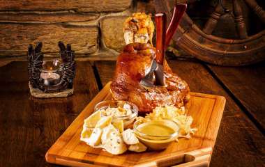 Рулька по-баварски с кислой капустой