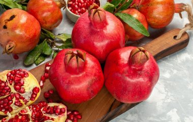 Кому не можна їсти гранат