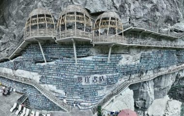 Найнедоступніша бібліотека у світі: де вона розташована та чим приваблює туристів (фото)