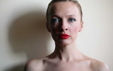 Василиса Фролова похвасталась фигурой в белом купальнике