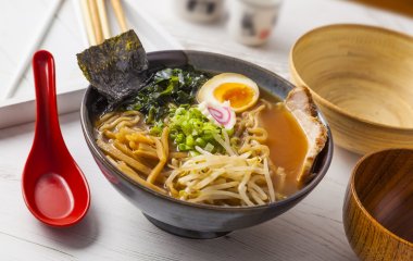 Рамен с курицей гриль и грибами: простой рецепт вкусного супа