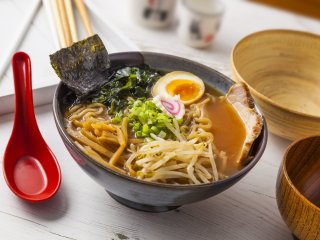 Рамен с курицей гриль и грибами: простой рецепт вкусного супа